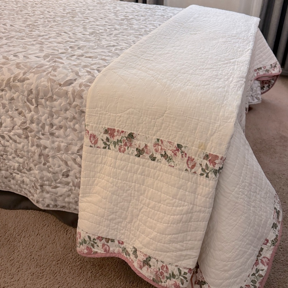 White Quilt with Pink Floral Decorative Details - Full Size - Picture 8 of 11